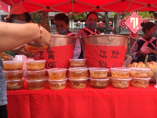 丽江古城这样为祖国庆生，94岁老党员也来一碗长寿面 (9).jpg