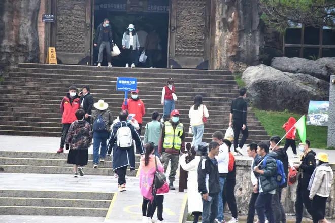 “双节”过半，玉龙雪山游客共计约8万人 (3).jpg