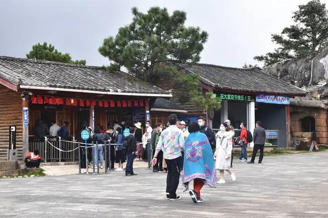 “双节”过半，玉龙雪山游客共计约8万人 (7).jpg