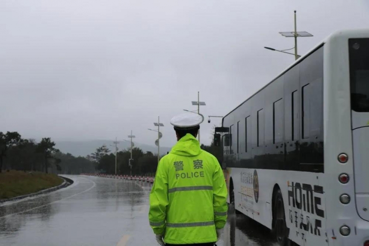畅行中国 交警同行丨下雨天谁是景区【道上“亮”仔】？.jpg