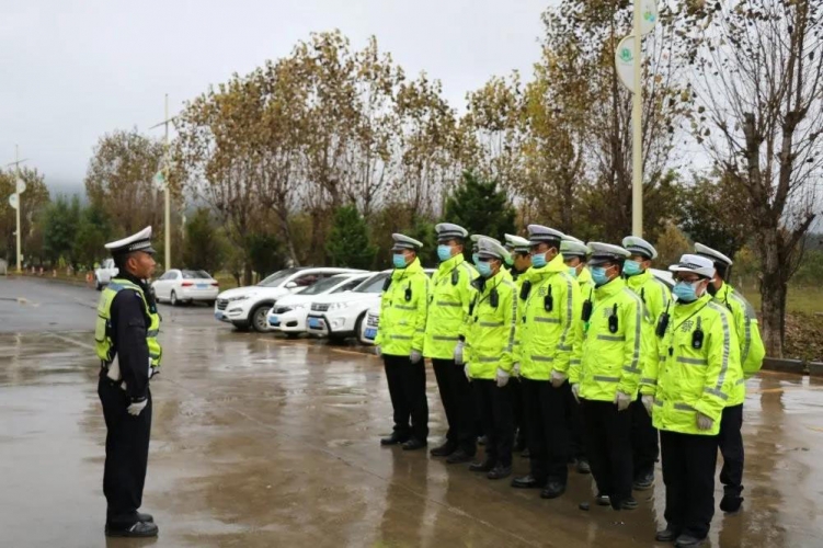 畅行中国 交警同行丨下雨天谁是景区【道上“亮”仔】？2.jpg