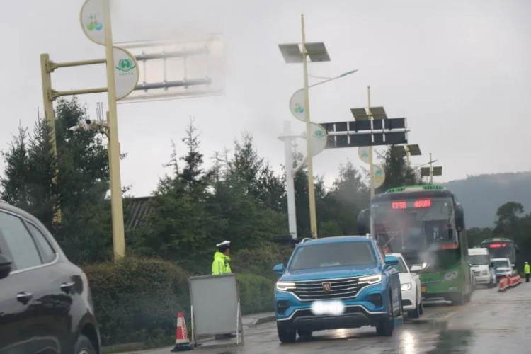 畅行中国 交警同行丨下雨天谁是景区【道上“亮”仔】？5.jpg