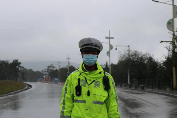 畅行中国 交警同行丨下雨天谁是景区【道上“亮”仔】？6.jpg