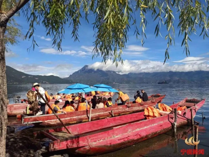 国庆中秋假期期间，超6万人游泸沽湖.jpg