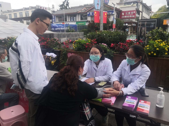丽江市第二人民医院开展精神卫生宣传和义诊活动，关于精神卫生你需要知道…4.jpg