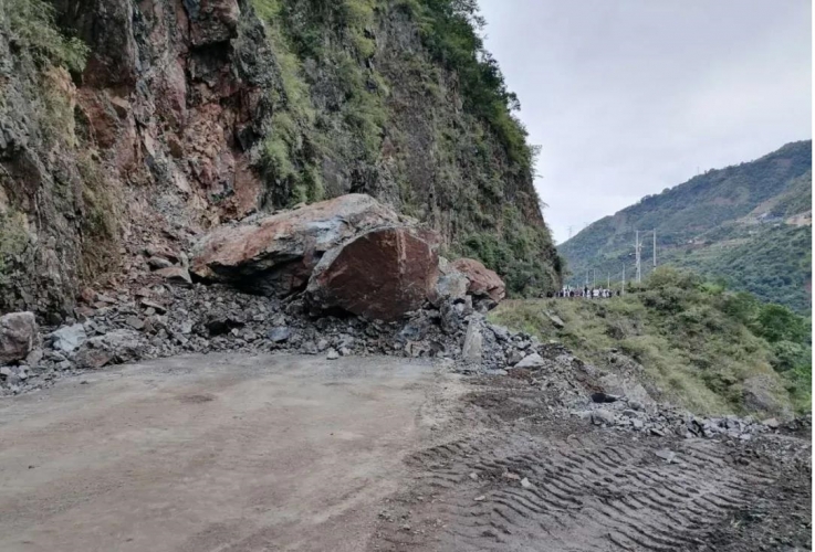 五郎河路段塌方致交通中断，道路恢复通行时间待定 (1).jpg