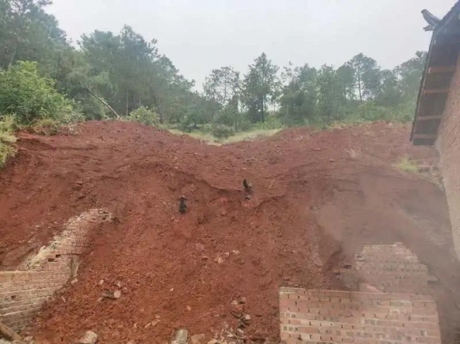 房屋倒塌、家畜死亡……村民上报了没人理会？ (2).jpg