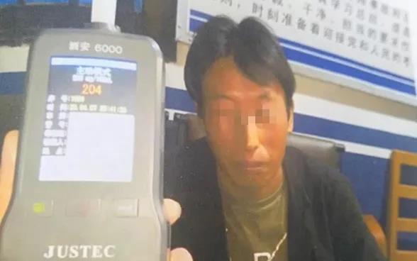 男子深夜酒驾逛进派出所还要警察给办驾照，真是“醉”了 (1).jpg