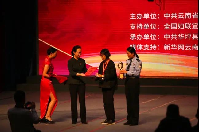 张桂梅被授予全国三八红旗手标兵称号 (4).jpg