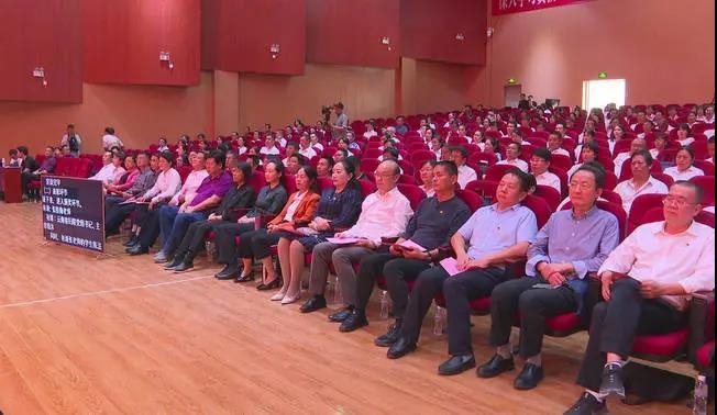 张桂梅被授予全国三八红旗手标兵称号 (3).jpg