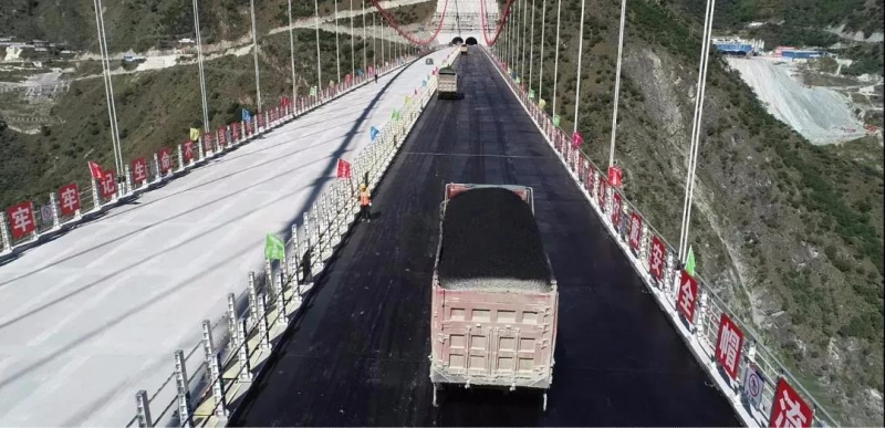 香丽高速金沙江特大桥路面沥青铺筑正式启动3.jpg