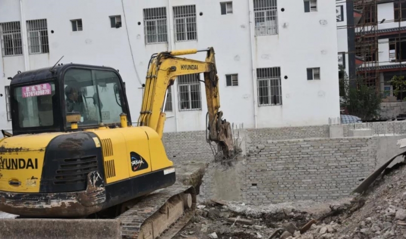 古城区对乱占耕地建房行为进行整治，依法拆除违建房，八个不准 (3).jpg