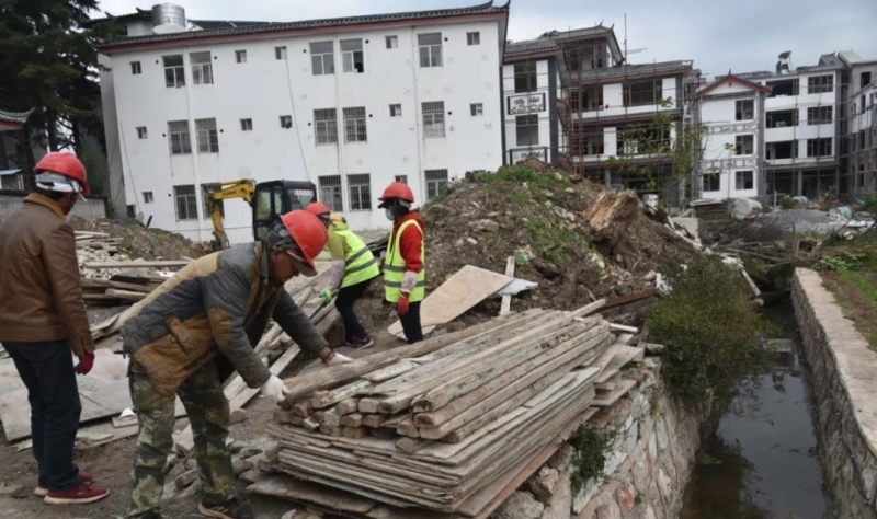 古城区对乱占耕地建房行为进行整治，依法拆除违建房，八个不准 (2).jpg