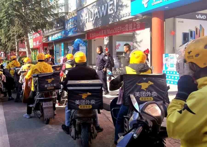 宁蒗公安交警组织“美团外卖”骑手开展安全驾驶示范活动.jpg