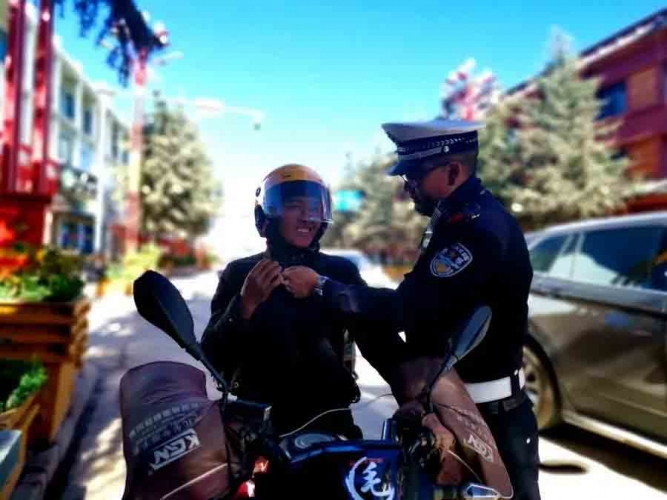 宁蒗公安交警组织“美团外卖”骑手开展安全驾驶示范活动4.jpg