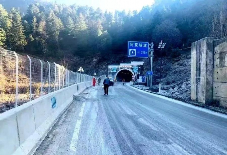 宁蒗辖区部分道路路面结冰，行车安全需警慎！4.jpg