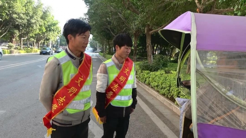 华坪交警携手交通志愿者开展文明交通劝导活动 (1).jpg