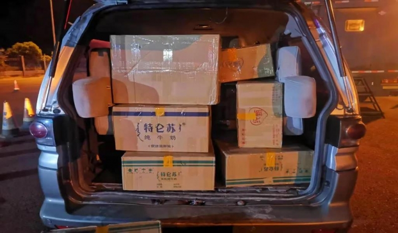 这箱牛奶怎么这么轻？打开牛奶箱竟藏有1727条香烟 (3).jpg