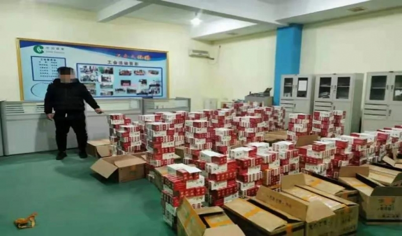 这箱牛奶怎么这么轻？打开牛奶箱竟藏有1727条香烟 (1).jpg