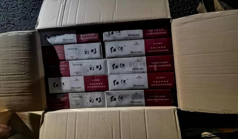 这箱牛奶怎么这么轻？打开牛奶箱竟藏有1727条香烟 (4).jpg