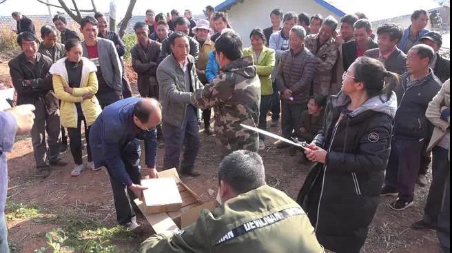 华坪县领导送科学技术到基层 促进村民增收致富.jpg