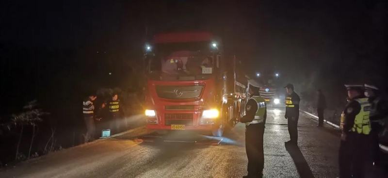 华坪交警持续出击加大夜间货车违法整治 (1).jpg