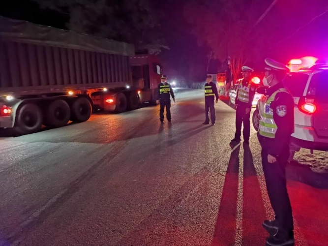 华坪交警持续出击加大夜间货车违法整治 (2).jpg