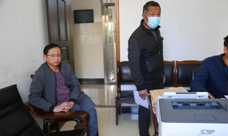 “坚决”没钱还款能如何？华坪法院依法拘留一名失信被执行人 (2).jpg