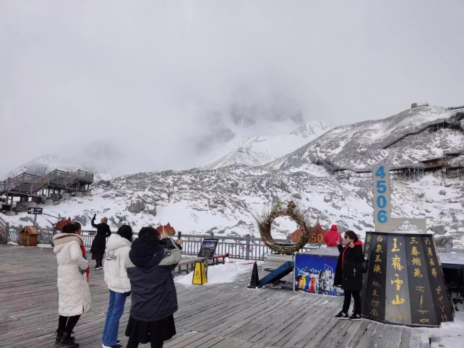 2021年第一场雪，玉龙雪山点滴关怀暖身又暖心 (1).jpg