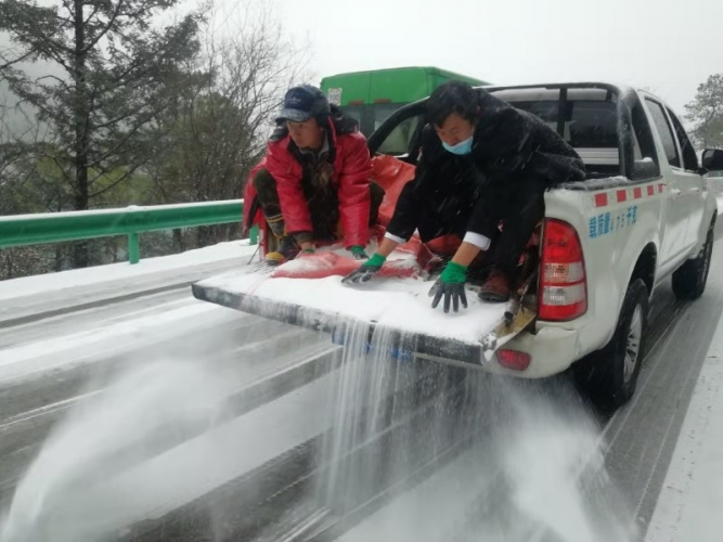 2021年第一场雪，玉龙雪山点滴关怀暖身又暖心 (8).jpg