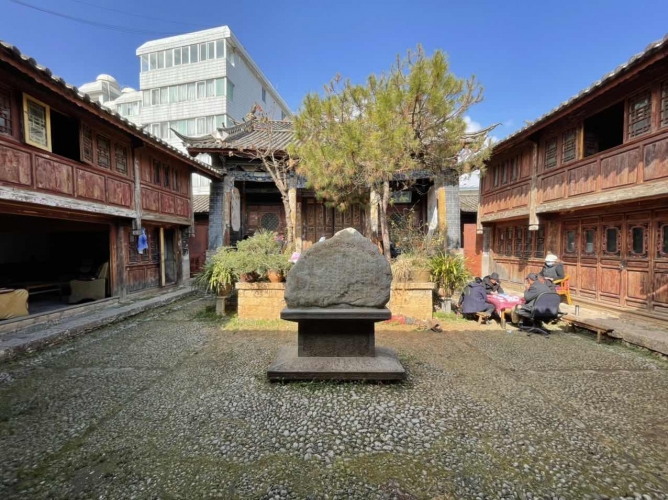 隐藏于闹市中的丽江福慧双修阁 悠扬的古乐叮嘱我们不要遗忘.JPG