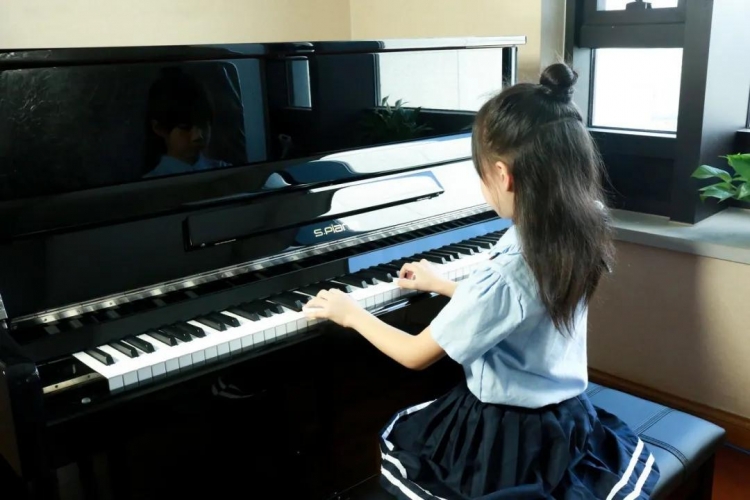 “小时候学钢琴花了几十万，现在只能在公司年会表演”.jpg