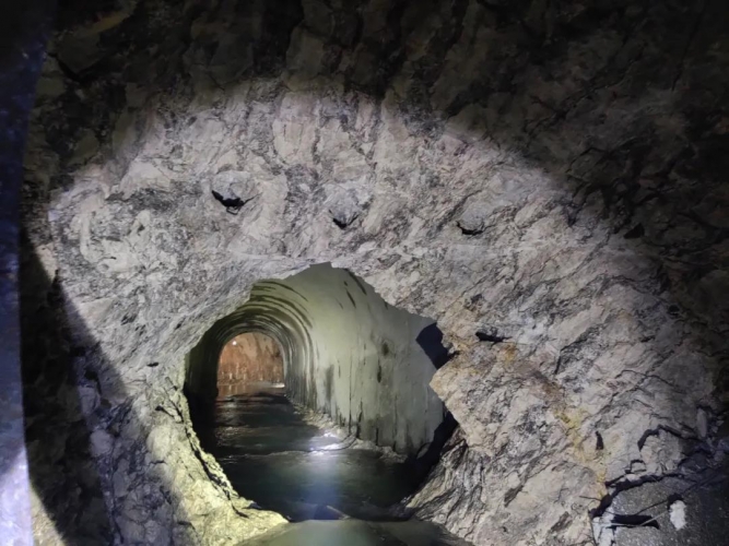 华丽高速营盘山特长隧道泄水工程斜导洞贯通 (1).jpg