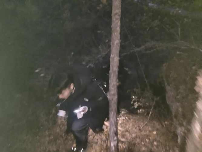景区迷路游客，一小时后在丛林腹地找到 (1).jpg