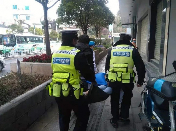 古城交警执勤过程中救助昏倒群众 (1).jpg