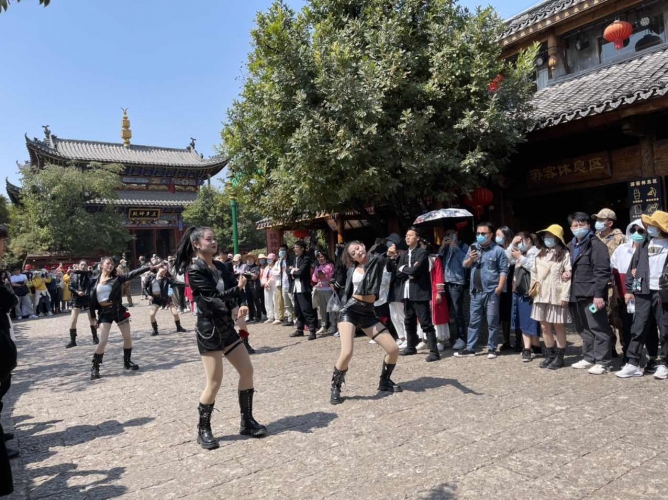 为每一个拥有美好梦想并执着追求的人们喝彩！丽江千古情花痴节闪亮登场 (2).jpg