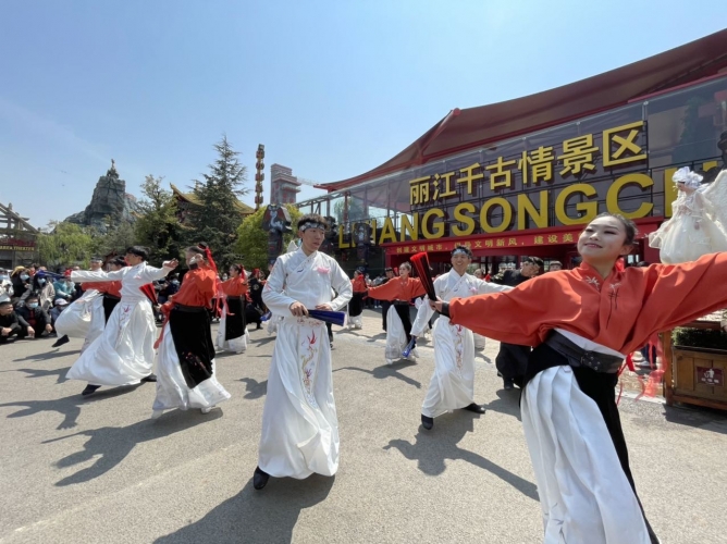 为每一个拥有美好梦想并执着追求的人们喝彩！丽江千古情花痴节闪亮登场 (4).jpg