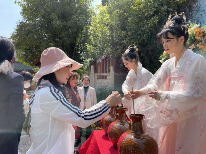 为每一个拥有美好梦想并执着追求的人们喝彩！丽江千古情花痴节闪亮登场 (3).jpg