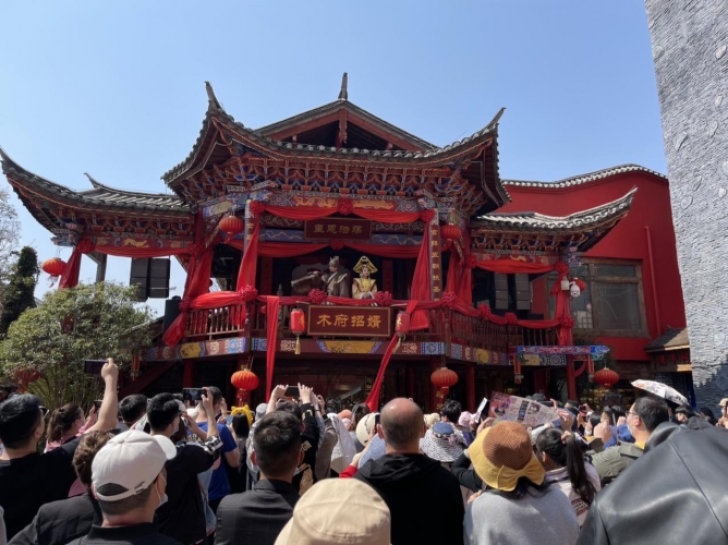 为每一个拥有美好梦想并执着追求的人们喝彩！丽江千古情花痴节闪亮登场 (5).jpg