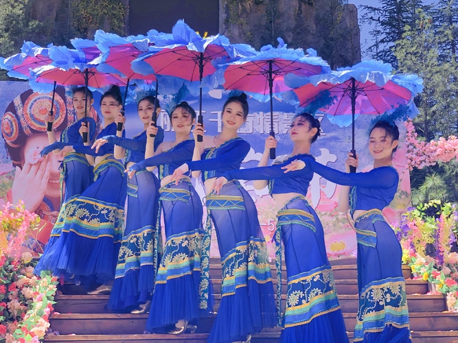 为每一个拥有美好梦想并执着追求的人们喝彩！丽江千古情花痴节闪亮登场 (12).jpg