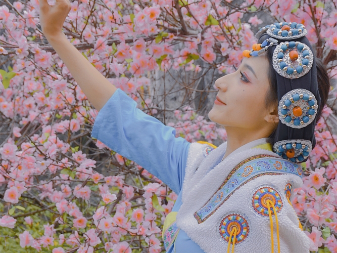 为每一个拥有美好梦想并执着追求的人们喝彩！丽江千古情花痴节闪亮登场 (1).jpg