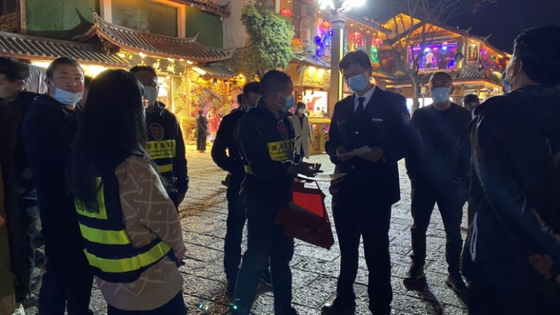 丽江文旅部门开展专项整治 执法支队夜查古城酒吧... (7).jpg