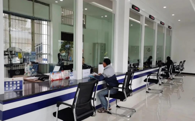 扫码支付！5分钟搞定！交通违法自助处理“机器人”落户古城交警 (2).jpg