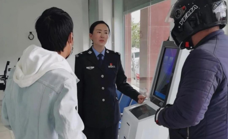 扫码支付！5分钟搞定！交通违法自助处理“机器人”落户古城交警 (1).jpg