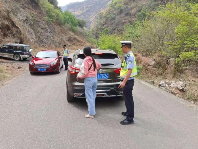 云A车后备箱藏两小孩 被华坪警方逮个正着2.jpg