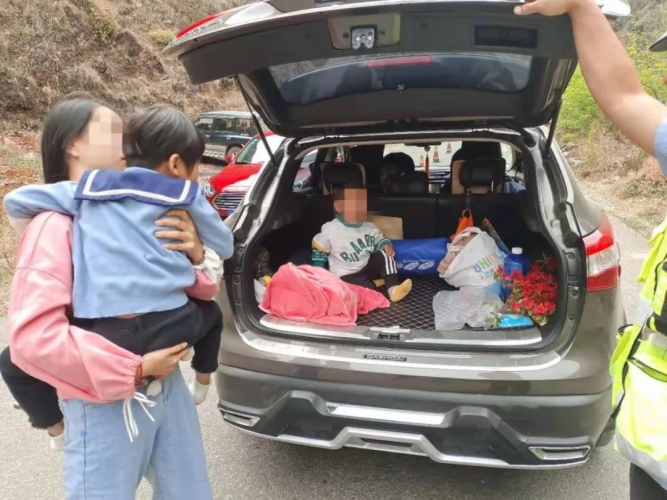云A车后备箱藏两小孩 被华坪警方逮个正着1.jpg