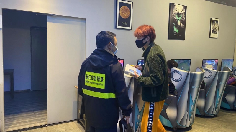 丽江对多家网吧突击检查，发现问题 责令整改 (4).jpg