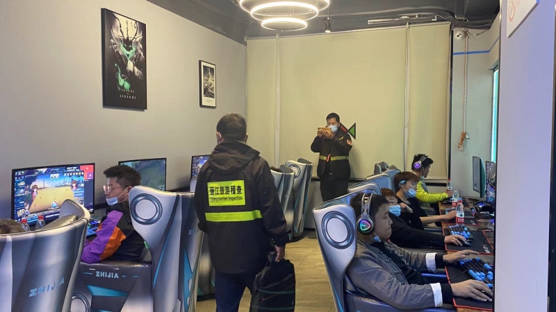 丽江对多家网吧突击检查，发现问题 责令整改 (3).jpg