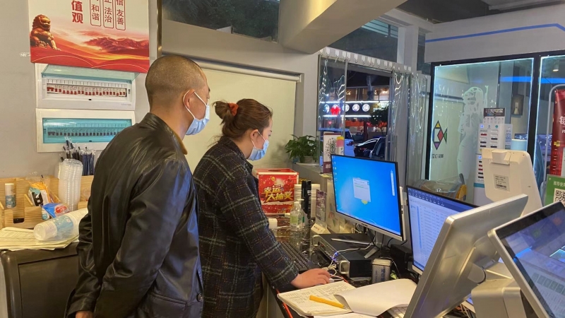 丽江对多家网吧突击检查，发现问题 责令整改 (5).jpg