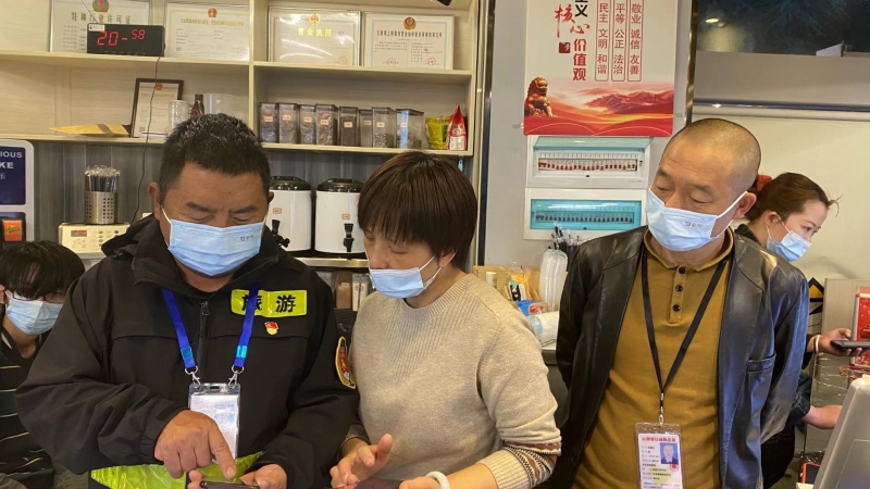 丽江对多家网吧突击检查，发现问题 责令整改 (7).jpg